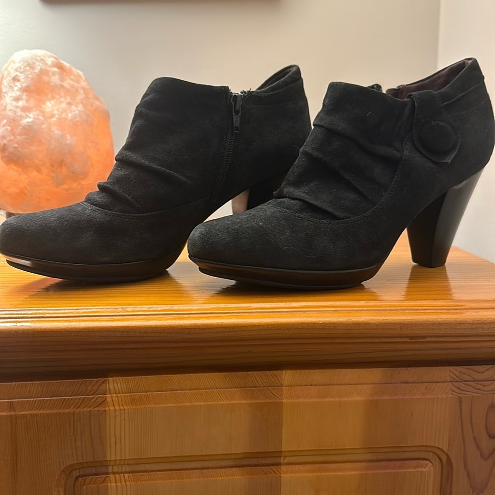 WOMENS INDIGO BY CLARKS BLACK SUEDE SIDE ZIP-UP ANKLE BOOTIE SIZE 8